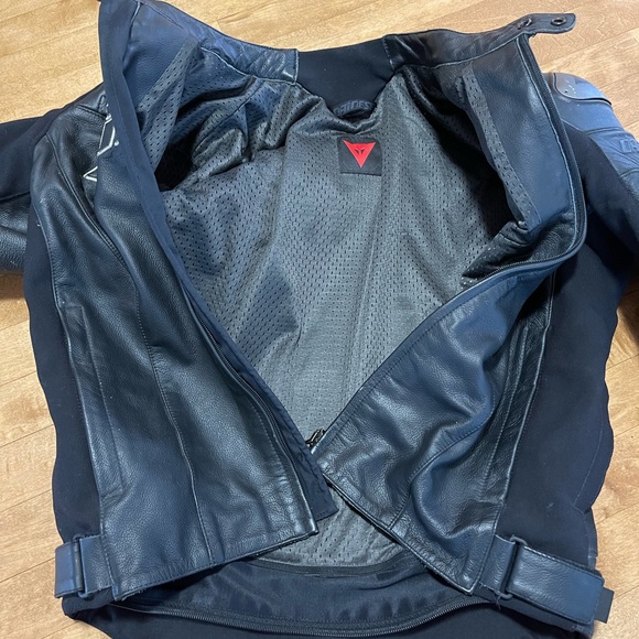 Dainese 2 piece leather suit with minimal use - Picture 7 of 16